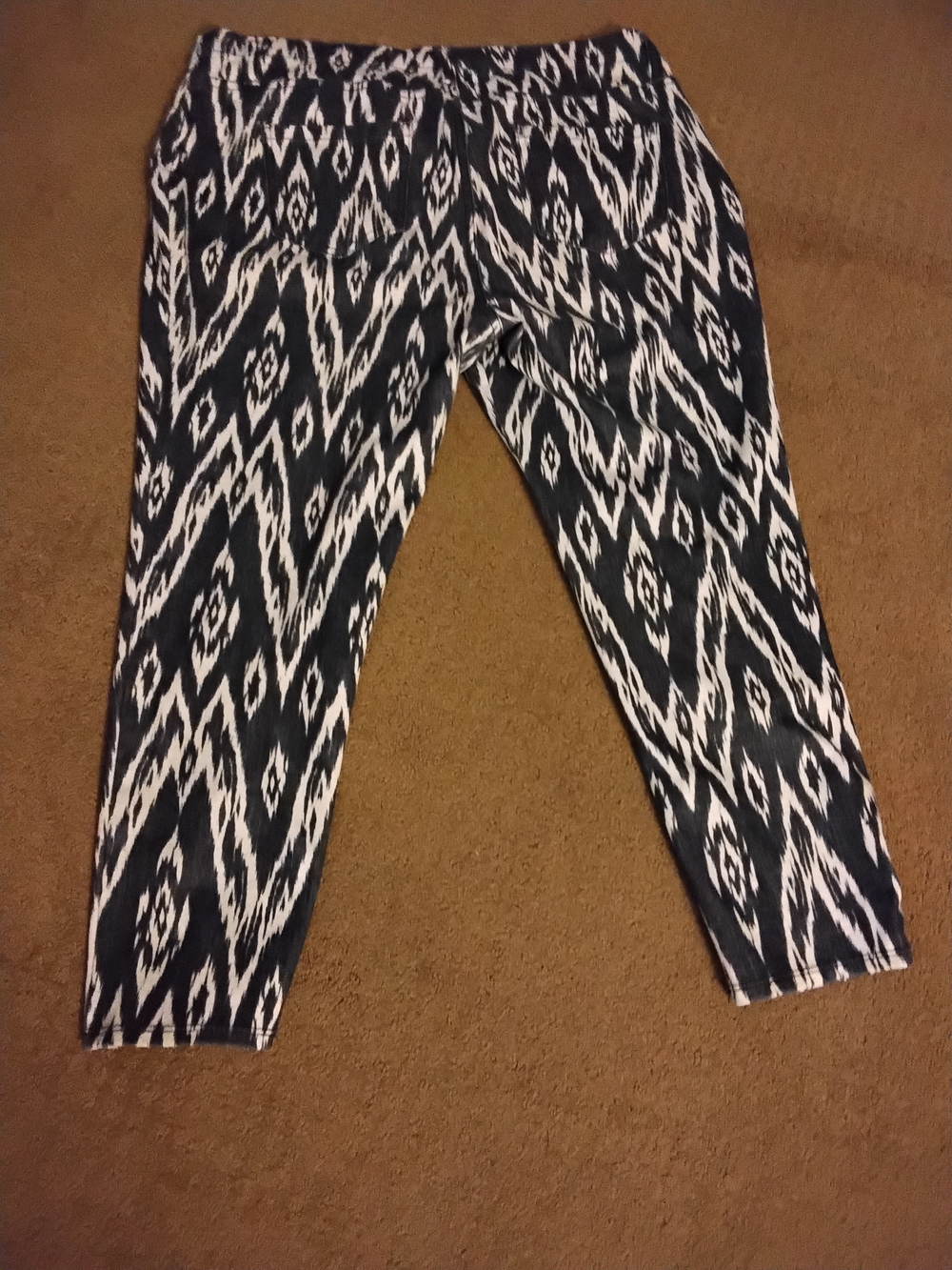 Faded Glory Black and White Patterned Capris